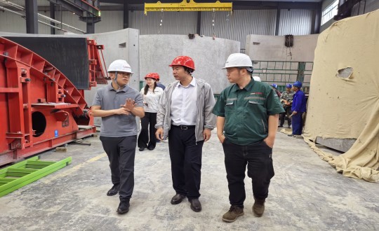 2024年7月5日，市建委初審工作組一行到訪裝配式總公司實(shí)地考察調(diào)研_副本.jpg